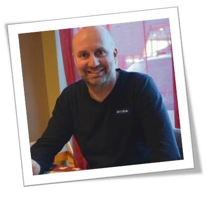 Profilbilde av mann med blå MECA genser