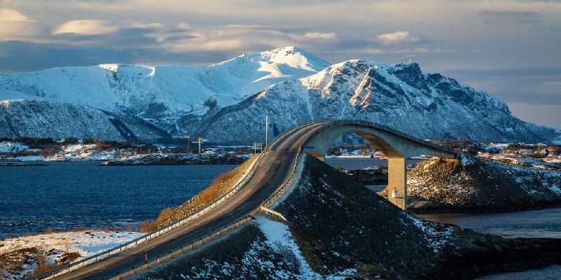 Atlanterhavsvegen i kveldssol