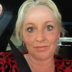 Dame med lyst hår sitter i bien med bilbeltet på