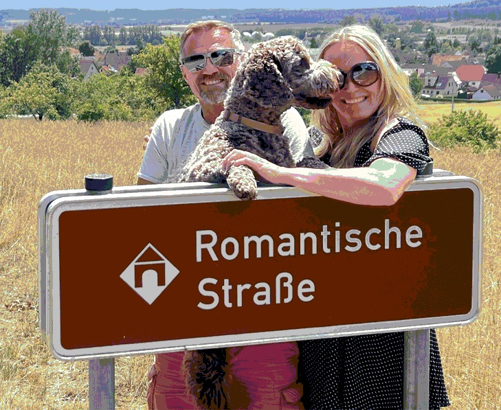 Par med hund ved Romantikk vegen i Tyskland