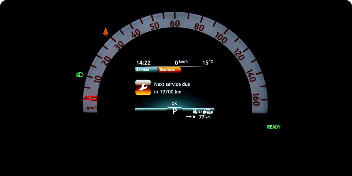 Bilens dashbord viser servicevarsel og neste service om 19,700 km.
