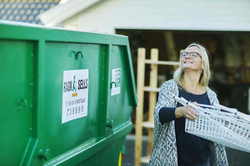 Klubb MECA, Dame kaster trådkurver i en container fra Ragn-Sells