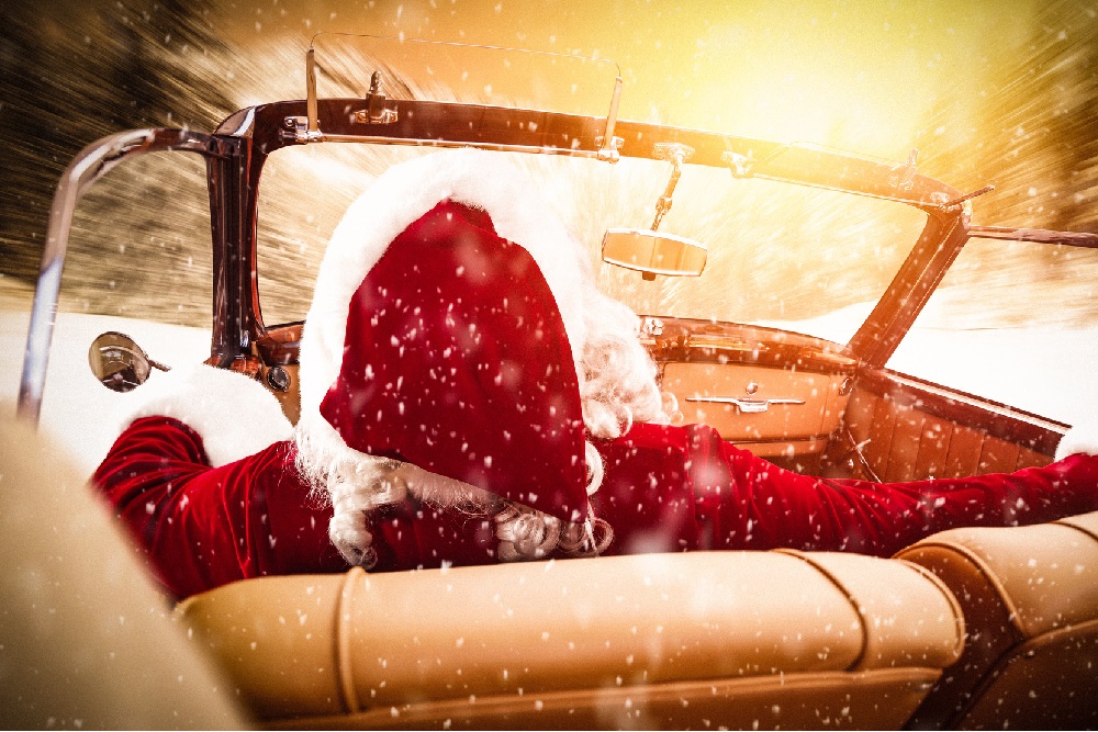 Julenissen kjører bil