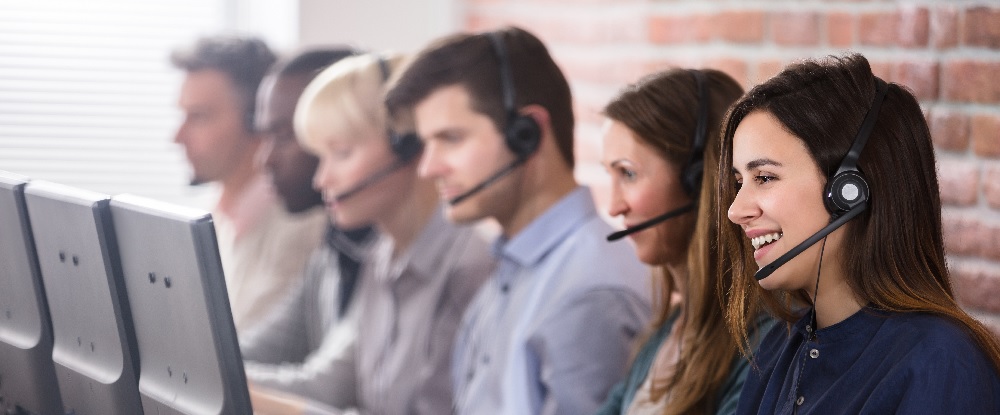 6 personer som sitter og tar i mot din booking henvendelse på telefonen