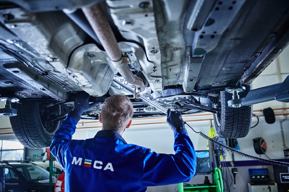MECA Mekaniker sjekker under bilen