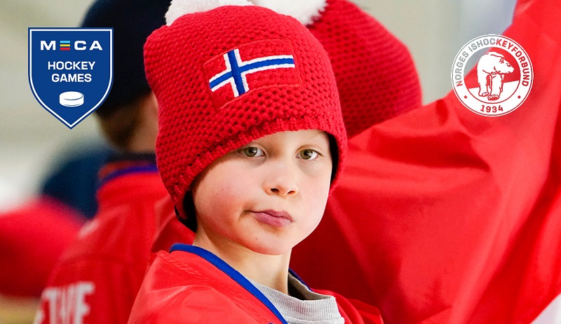 Gutt med norsk hockeydrakt og rød lue med norsk flagg på MECA Hockey Games 2022