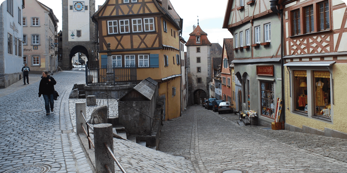 Slik får du den beste bilferieopplevelsen - Hyggelige brosteinslagte gater i Rothenburg