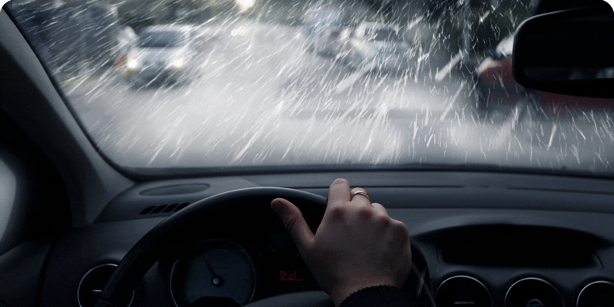 Styrtregn på frontruten