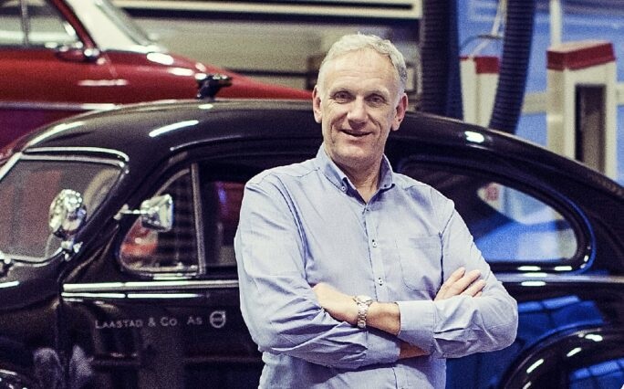 Mann foran svart bil