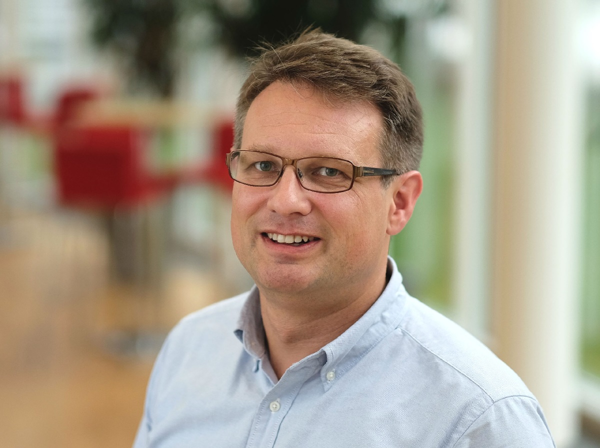 Profilbilde av mann med briller