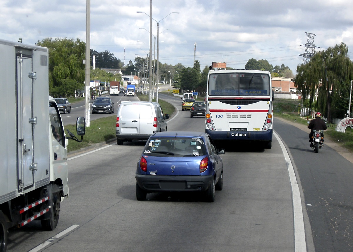 Bilferie, biler kjører på trafikkert vei