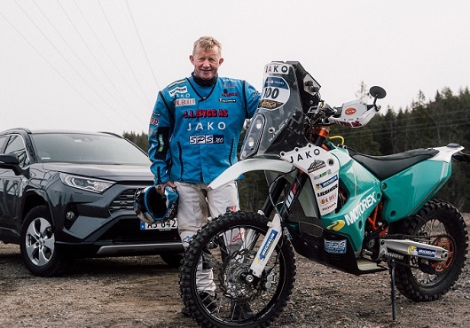 Menn ved cross motorsykkel 