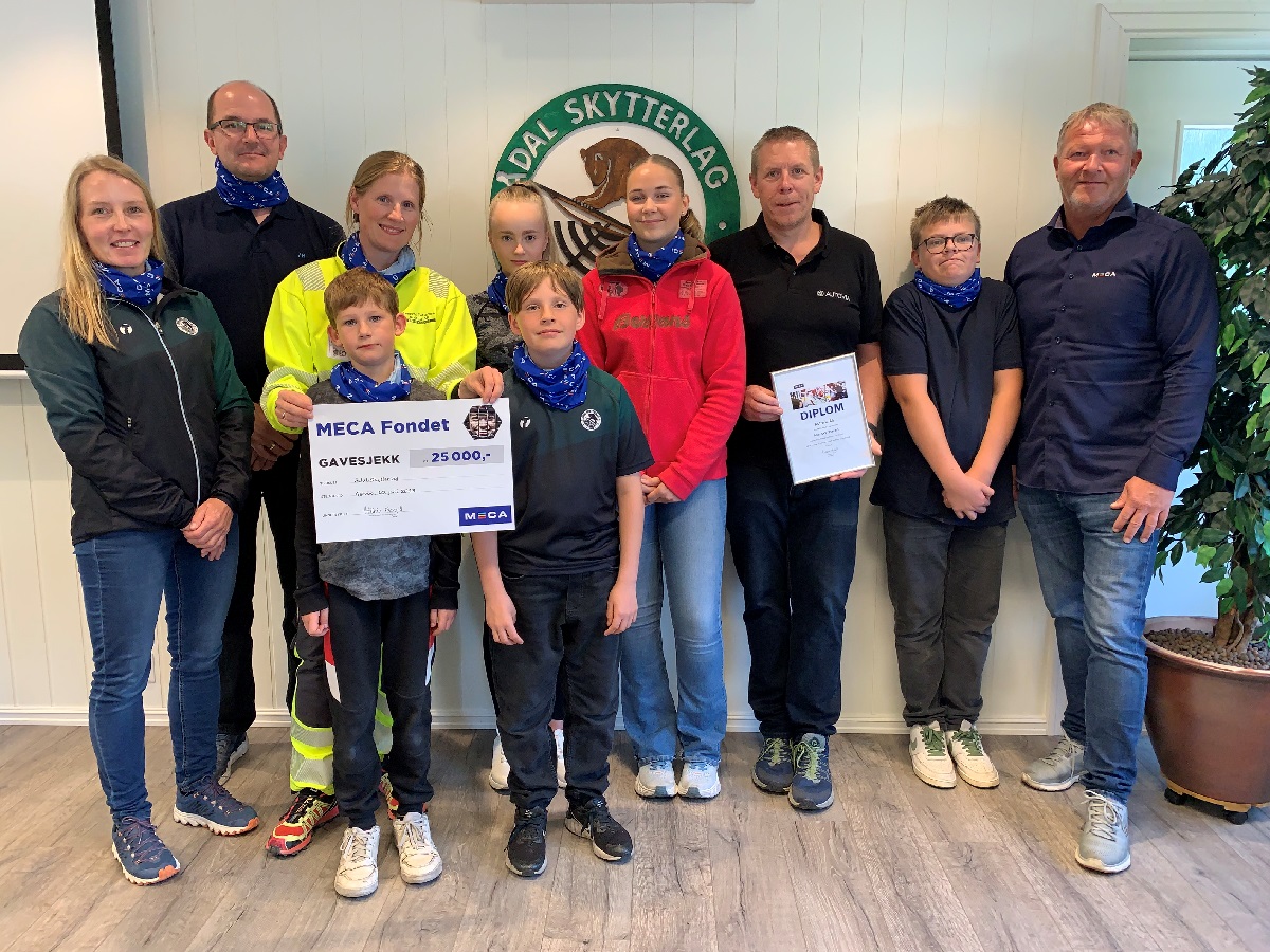MECA Fondet sjekken for juli ble overrakt Ådal Skytterlags ungdomsavdeling av Autovia as