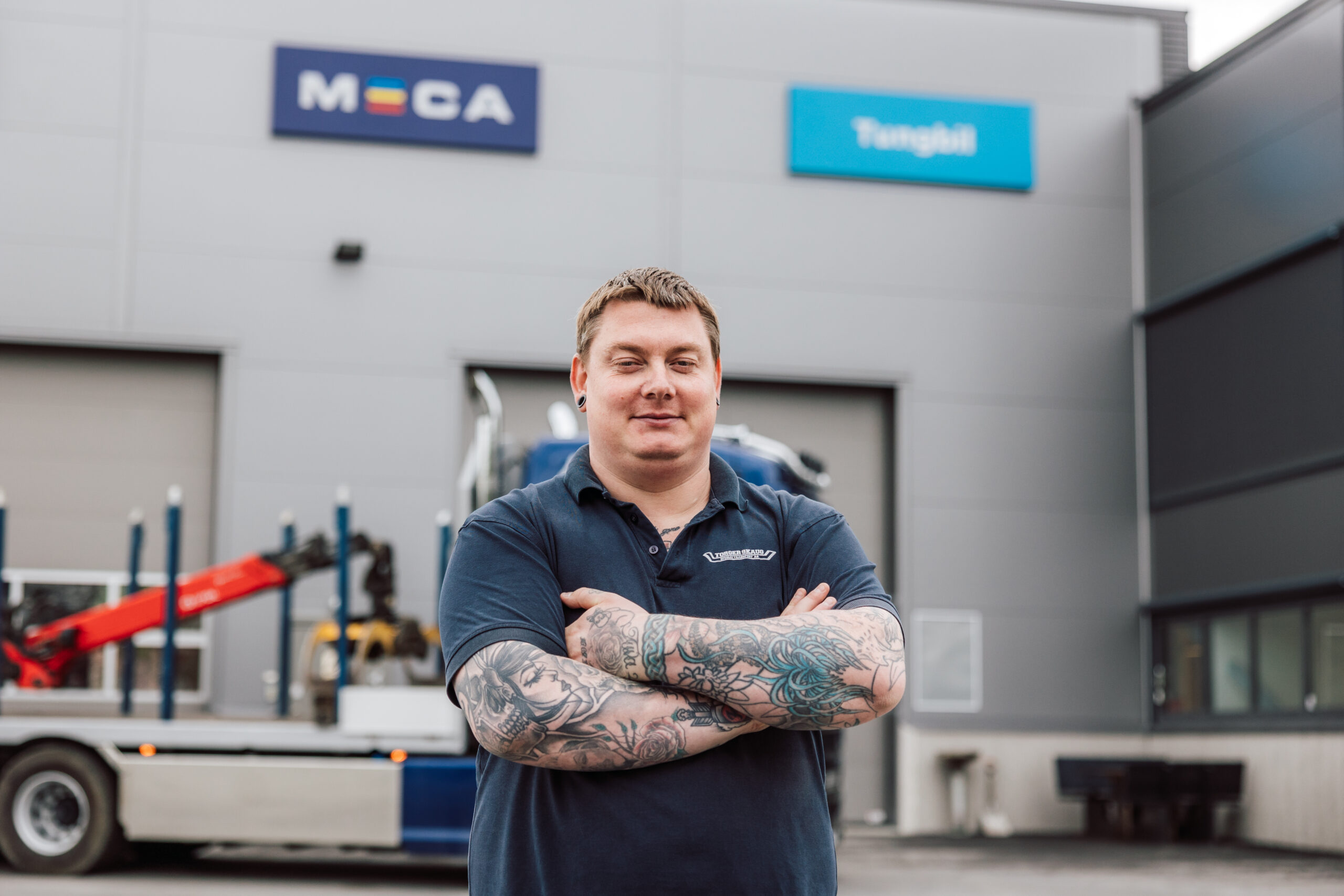 Jarle Bryn, befrakter hos Torger Skaug Spesialtransport foran lastebien sin utenfor MECA Tungbil