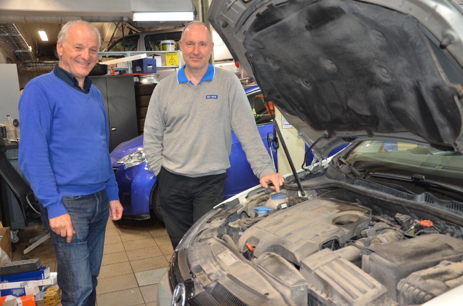 To mekanikere på bilverksted