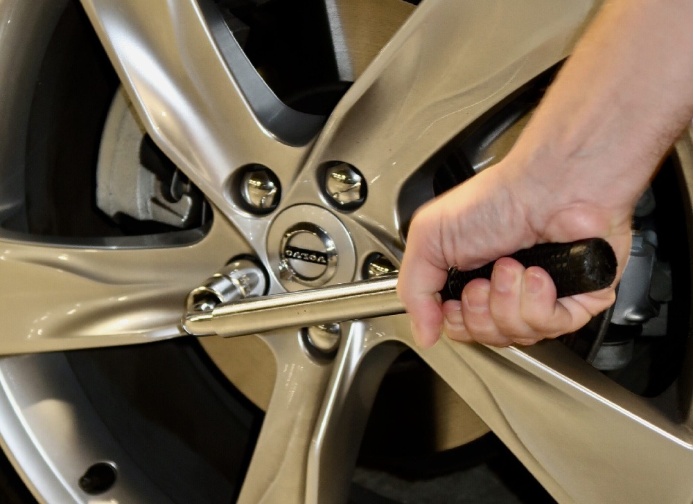 hjulboltene etterstrammes etter dekkskift,