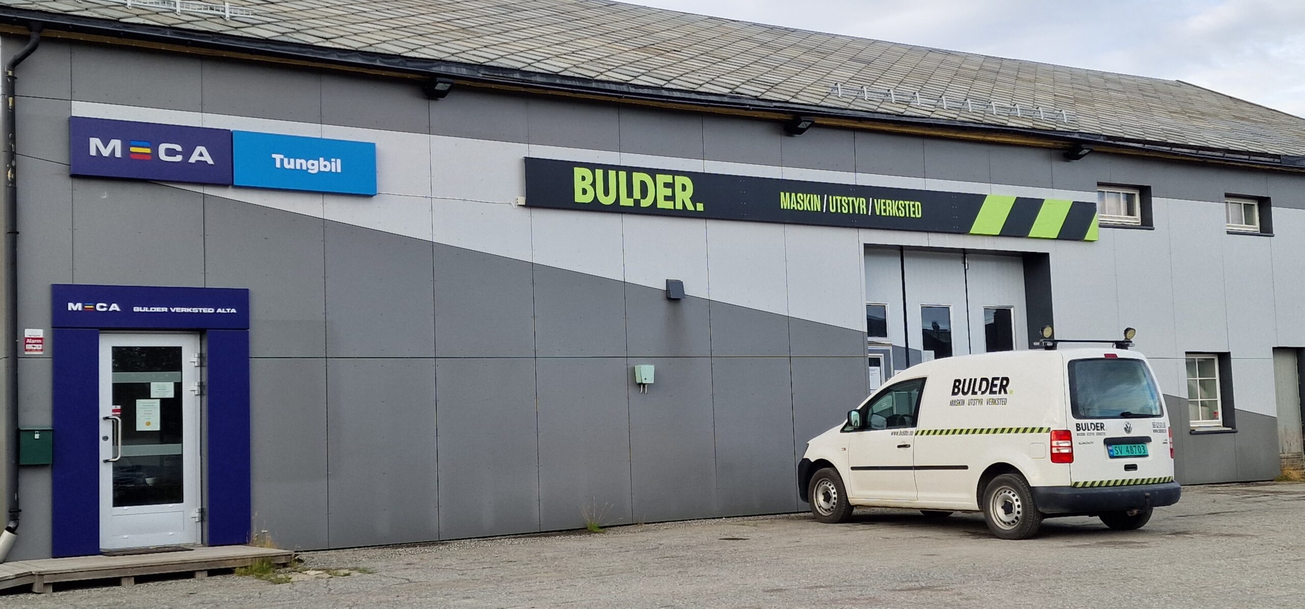 Bilverksted med MECA Tungbil skilt og Bulder-logo, parkert Bulder-bil foran bygningen.