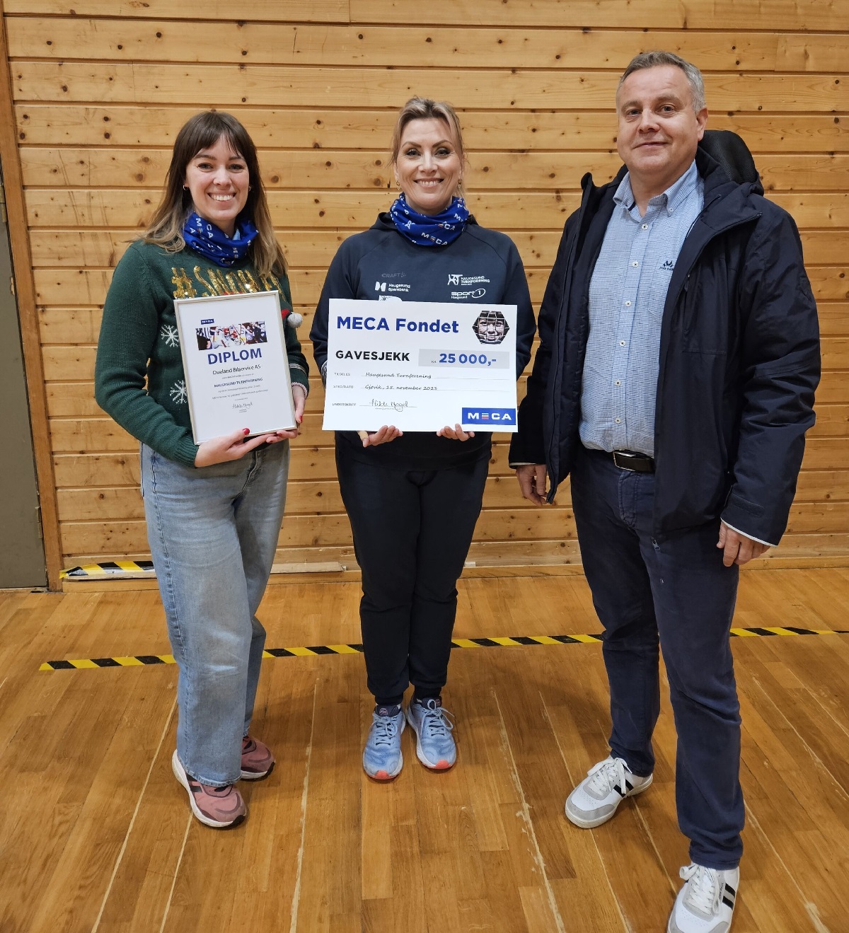 Gavesjekk på kr.25 000.- fra MECA fondet blir overrakt til Dueland bilservice på vegne av Haugesund turnforening