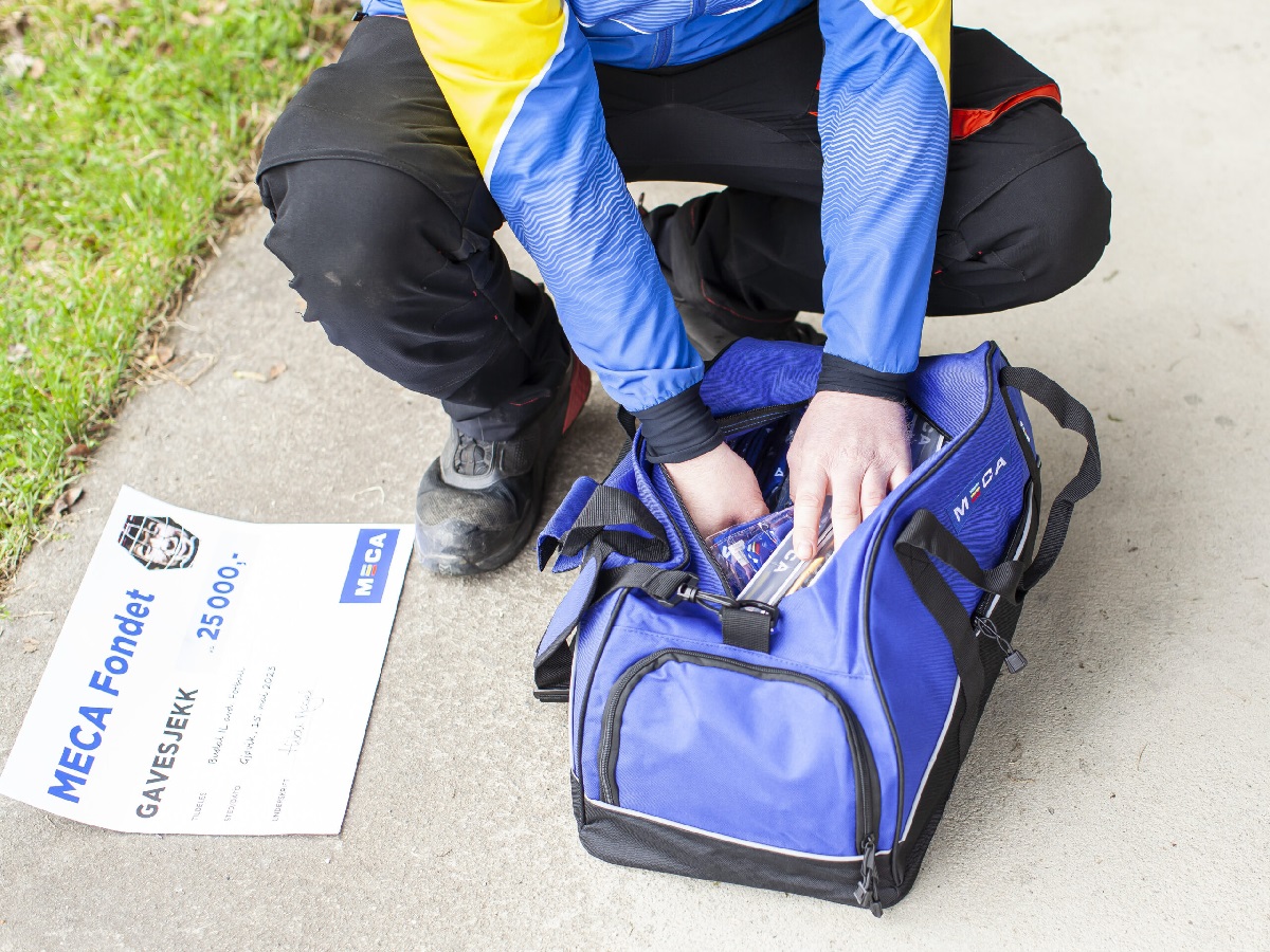 Med pengegaven fra MECA fondet var også en bag full av utstyr som kan deles ut til medlemmene i idrettslaget.