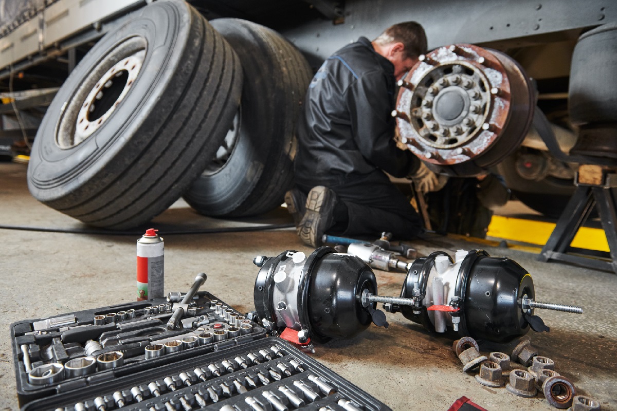 Mekaniker på et MECA Tungbil verksted jobber med bremsene på en lastebil