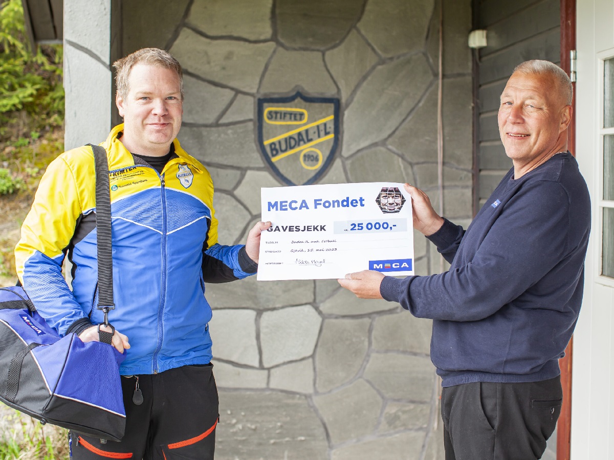 Odd Arne Sørløkken (t.v.) tar imot gavesjekken på 25 000 kroner fra Roar Lillemo i MECA