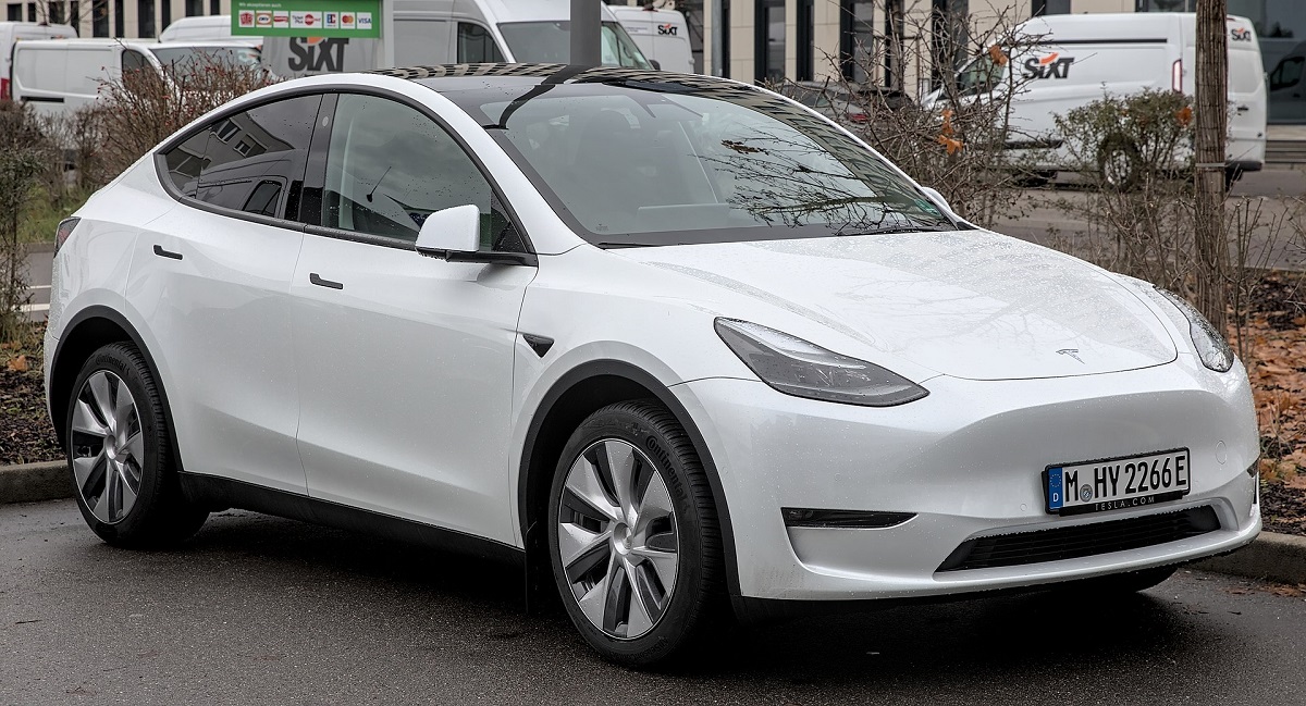 Hvit Tesla Model Y