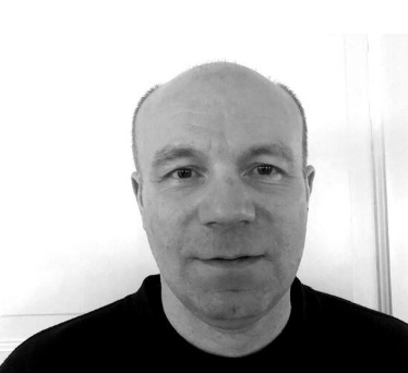 Profilbilde i sort/hvitt av en voksen mann