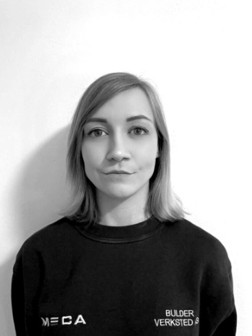 Profilbilde i sort/hvitt av en dame med langt hår