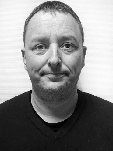 Profilbilde i sort/hvitt av en voksen mann