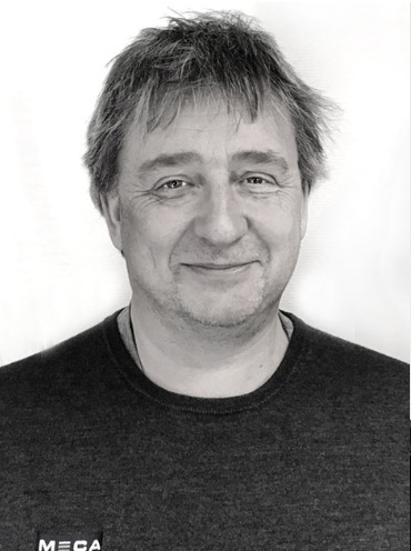 Profilbilde i sort/hvitt av en voksen mann