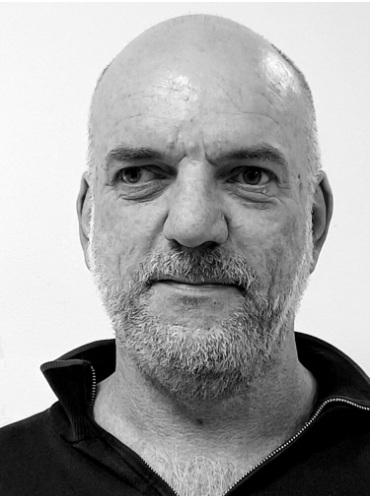 Profilbilde i sort/hvitt av en voksen mann