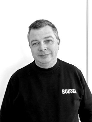 Profilbilde i sort/hvitt av en voksen mann