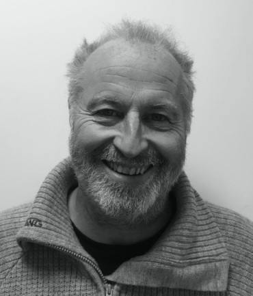 Profilbilde i sort/hvitt av en voksen mann