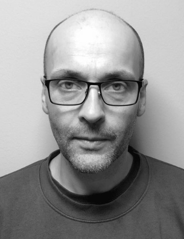 Profilbilde i sort/hvitt av en voksen mann med briller