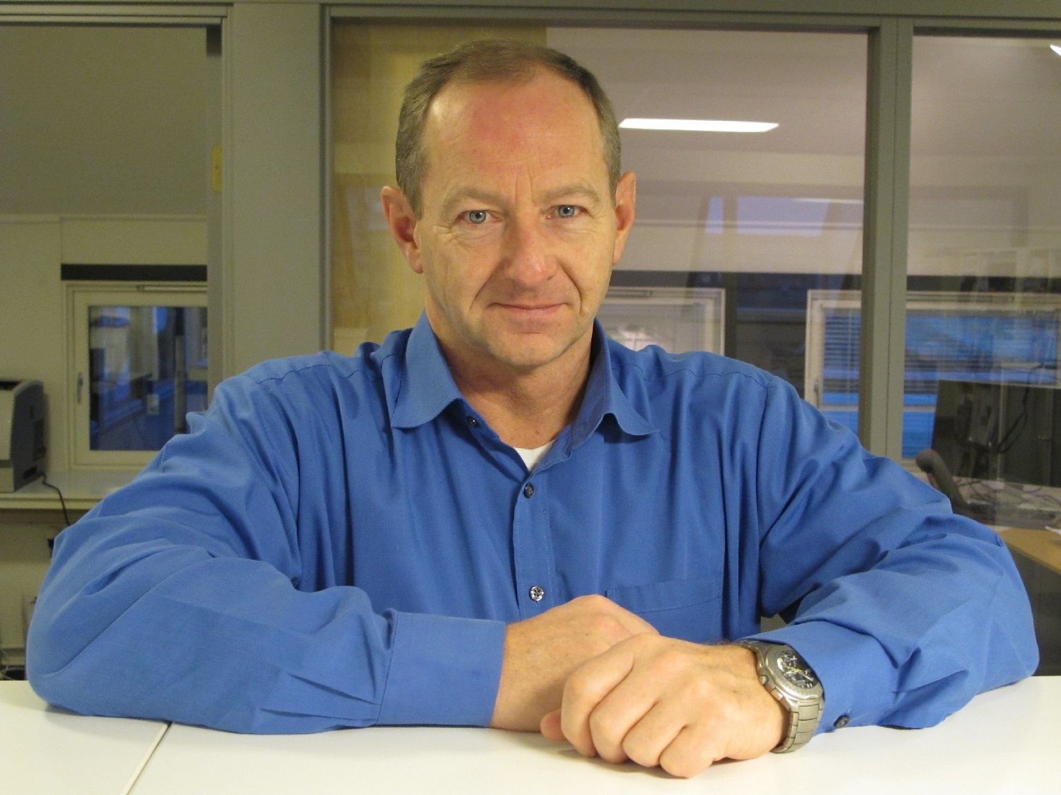 Mann med blå skjorte