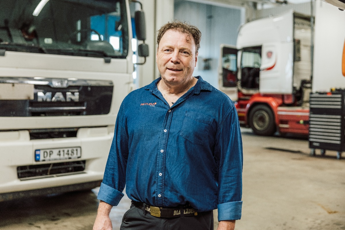 Helge Bjørnseth, Kongsvinger Transportbyrå foran lastebilen inne på verkstedet