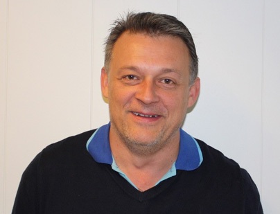 Profilbilde av voksen mann med sort genser med skjorte under