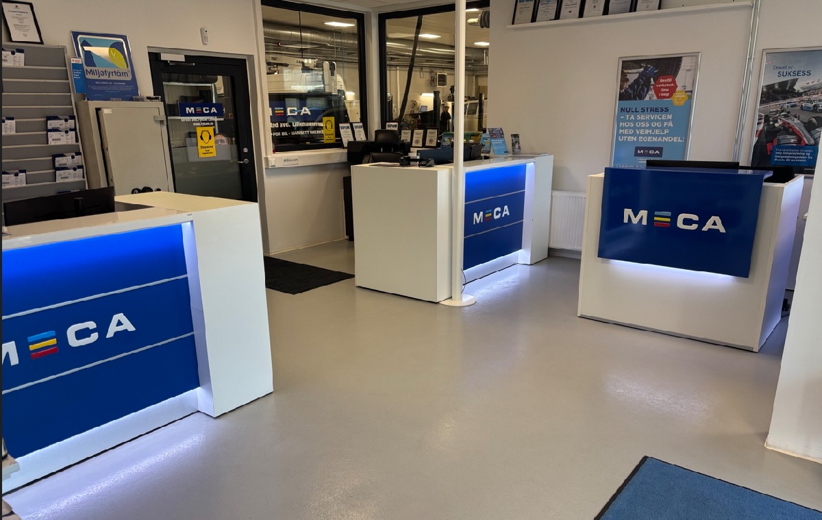 Kundemottaket til MECA Bilverksted Lillehammer med moderne hvite og blå disker