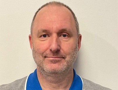 Profilbilde av mann med grå og blå genser