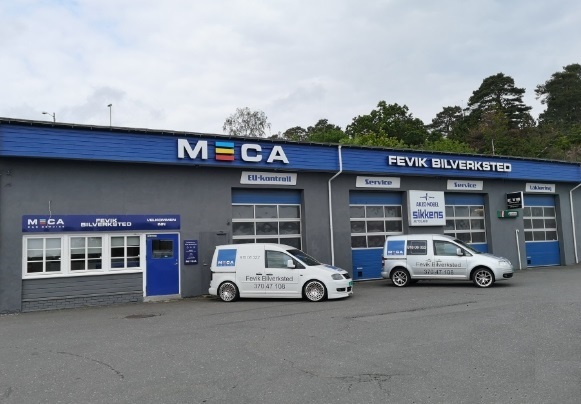 Bilverksted med MECA-logo, to servicebiler og skilt for EU-kontroll og service.