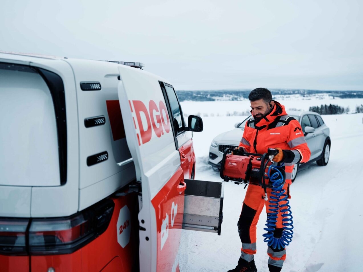 Redgo hjelper bil på fjellet