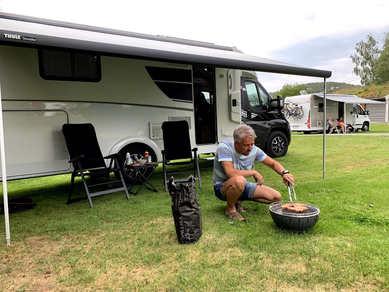 Campingstoler og bord for utendørs bruk er selvsagt et must, det samme gjelder grill.