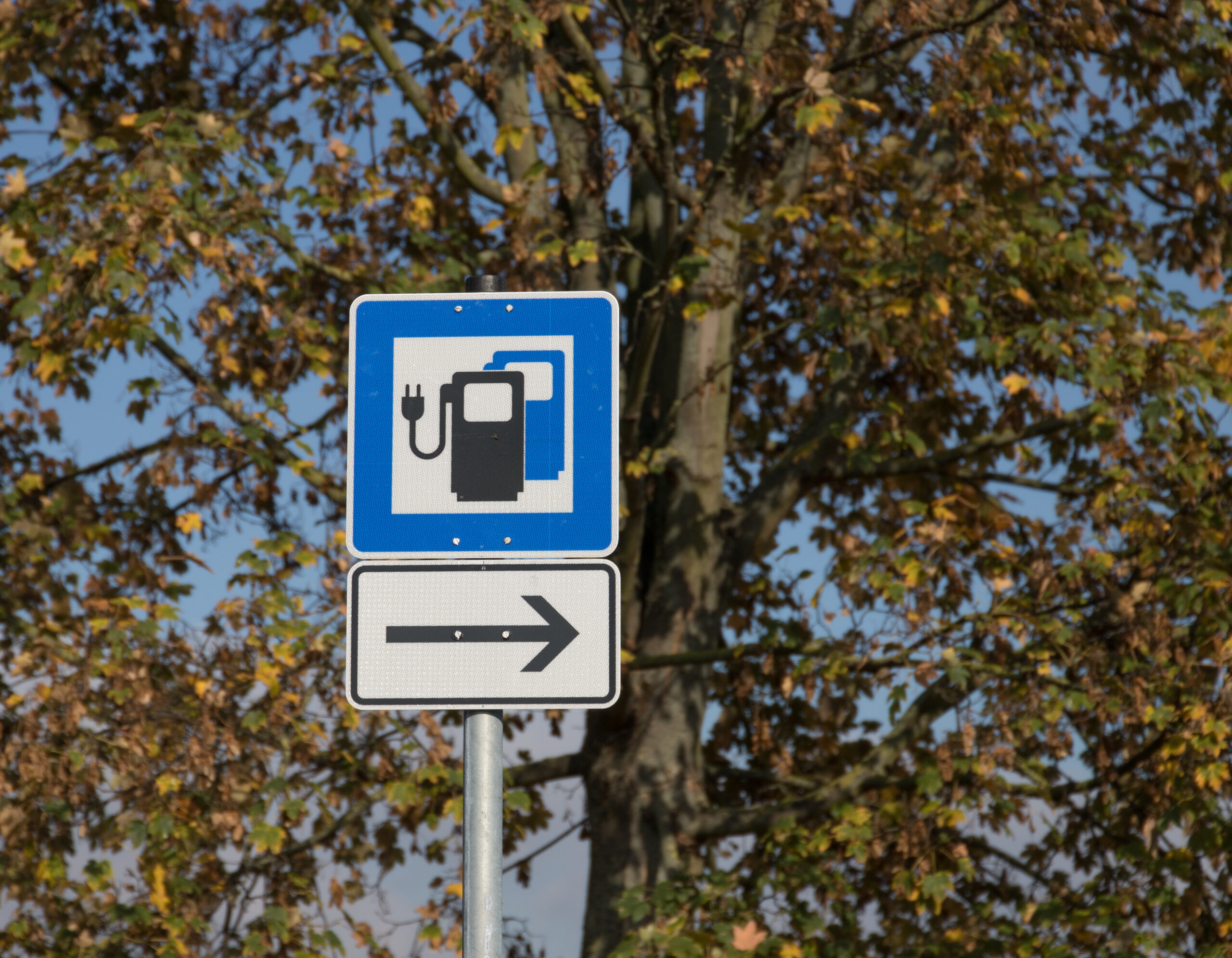 Skilt om ladestasjoner