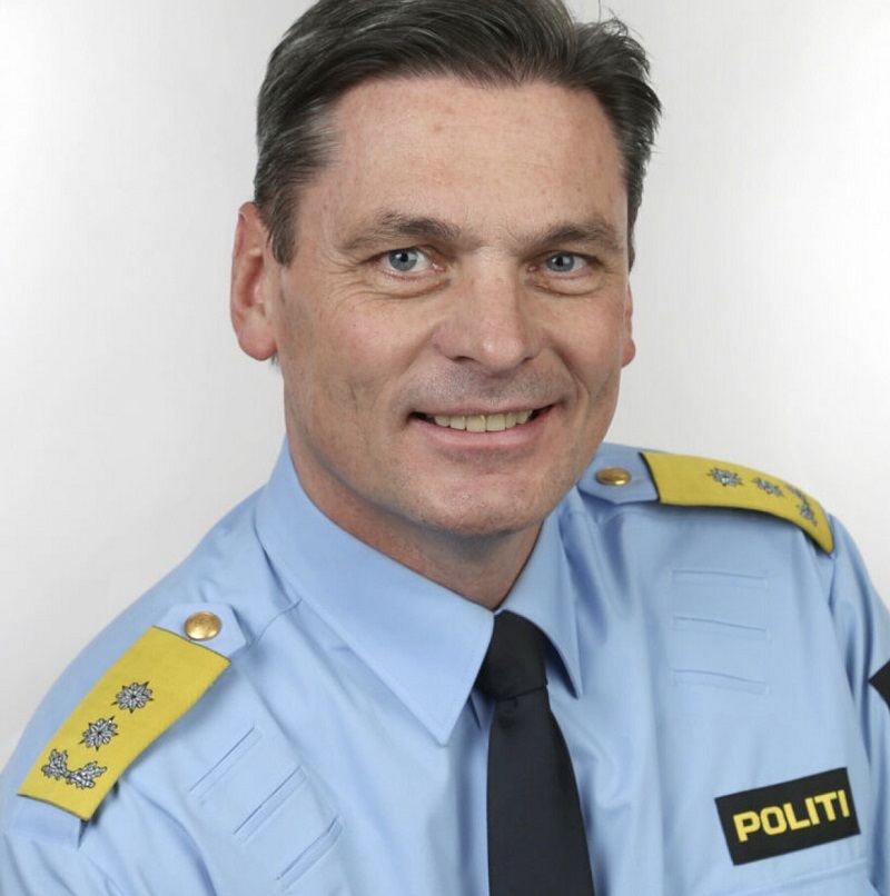 Profilbilde av en blid politimann i uniformsskjorten