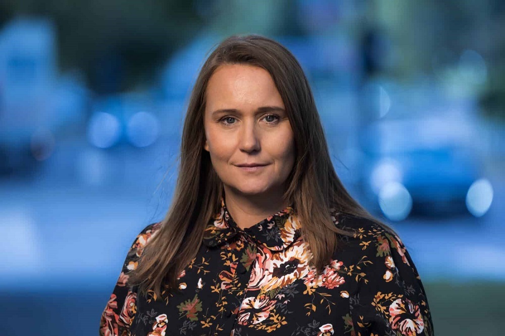 Profilbilde av ung dame med mørkt langt hår