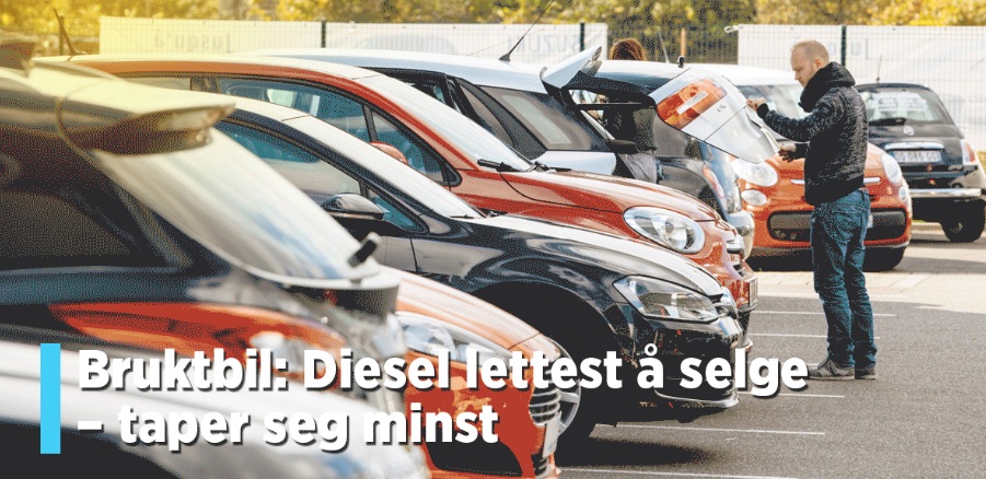 Mann ser på bruktbiler på en parkeringsplass