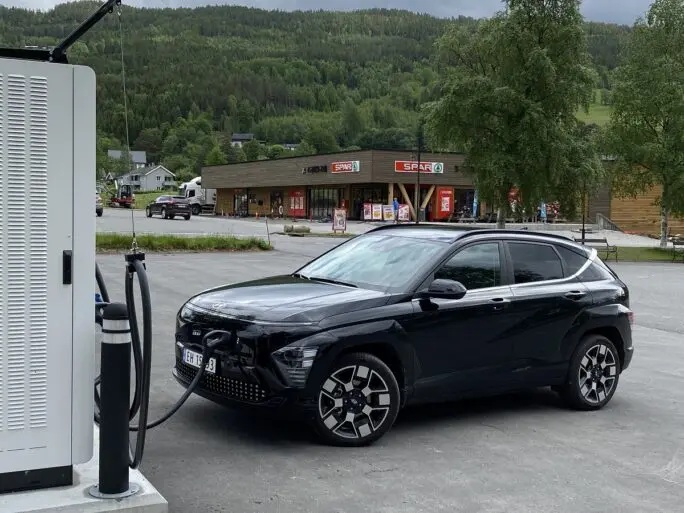 Svart Hyundai Kona som står på lading