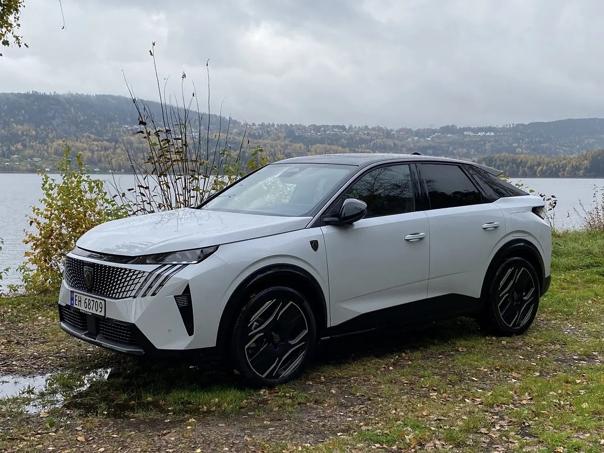 Hvit Fra Peugeot e-3008