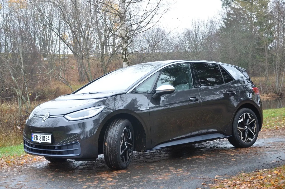 Grå Volkswagen Golf ID.3 en høstdag med løv på bakken