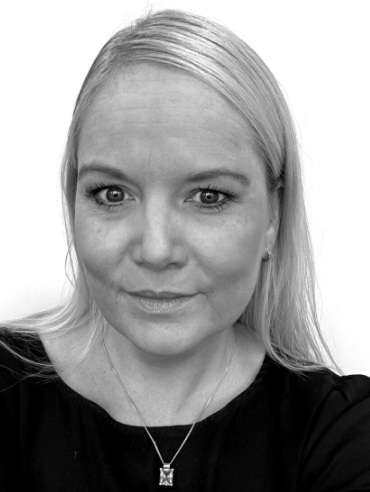 Profilbilde i sort/hvitt av en dame med lyst langt hår